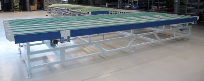 Anlage mit verschiedenen Querfoerderern